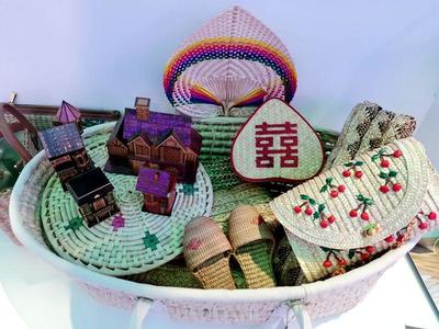 青島手藝驚艷文博會(huì)！這些游人大贊的包包啥做的？工藝品解密
